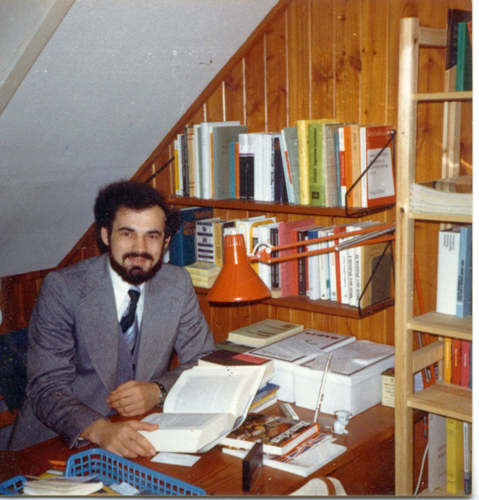 FOTO. Cum arăta patriarhul Daniel în tinerețe