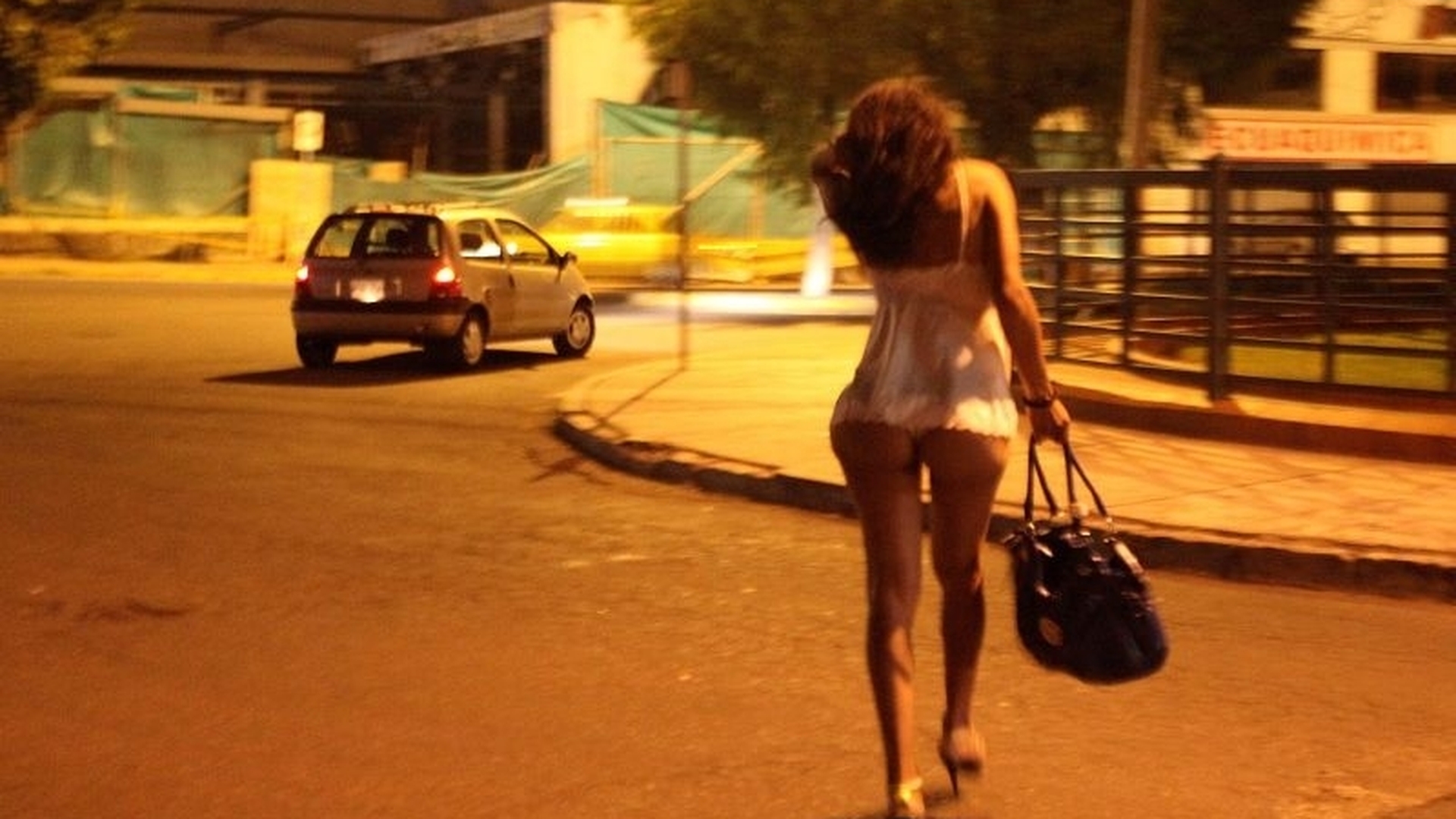 Povestea fetelor simple, „de la ţară”, transformate în dame de companie. Au fost drogate de iubiţi şi forţate să se prostitueze