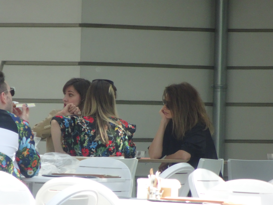 Dana Rogoz, la terasă cu fiul ei, Adela Popescu și Alina Chivulescu