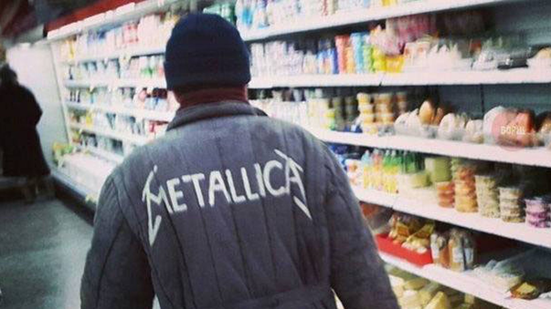 Fabulos! Toata lumea a ramas masca cand au vazut cum a intrat acest barbat intr-un supermarket din Bucuresti! Era imbracat cu...