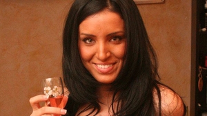 Pozitia in care a fost fotografiata va starni imaginatia barbatilor! Adelina Pestritu, in costum de baie, cu picioarele ridicate