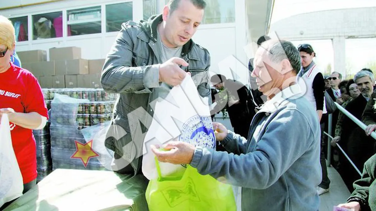 Stefan Florescu sustine ca primarul Poteras a vrut sa-l impiedice sa ofere pachete sociale! Gorilele lui au venit sa imparta pumni