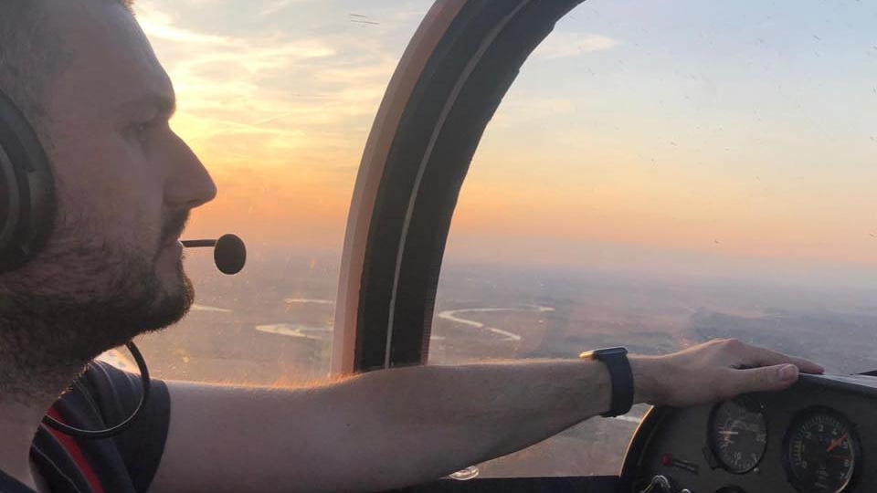 El este pilotul mort în accidentul aviatic din Arad. Ce spuneau prietenii despre el