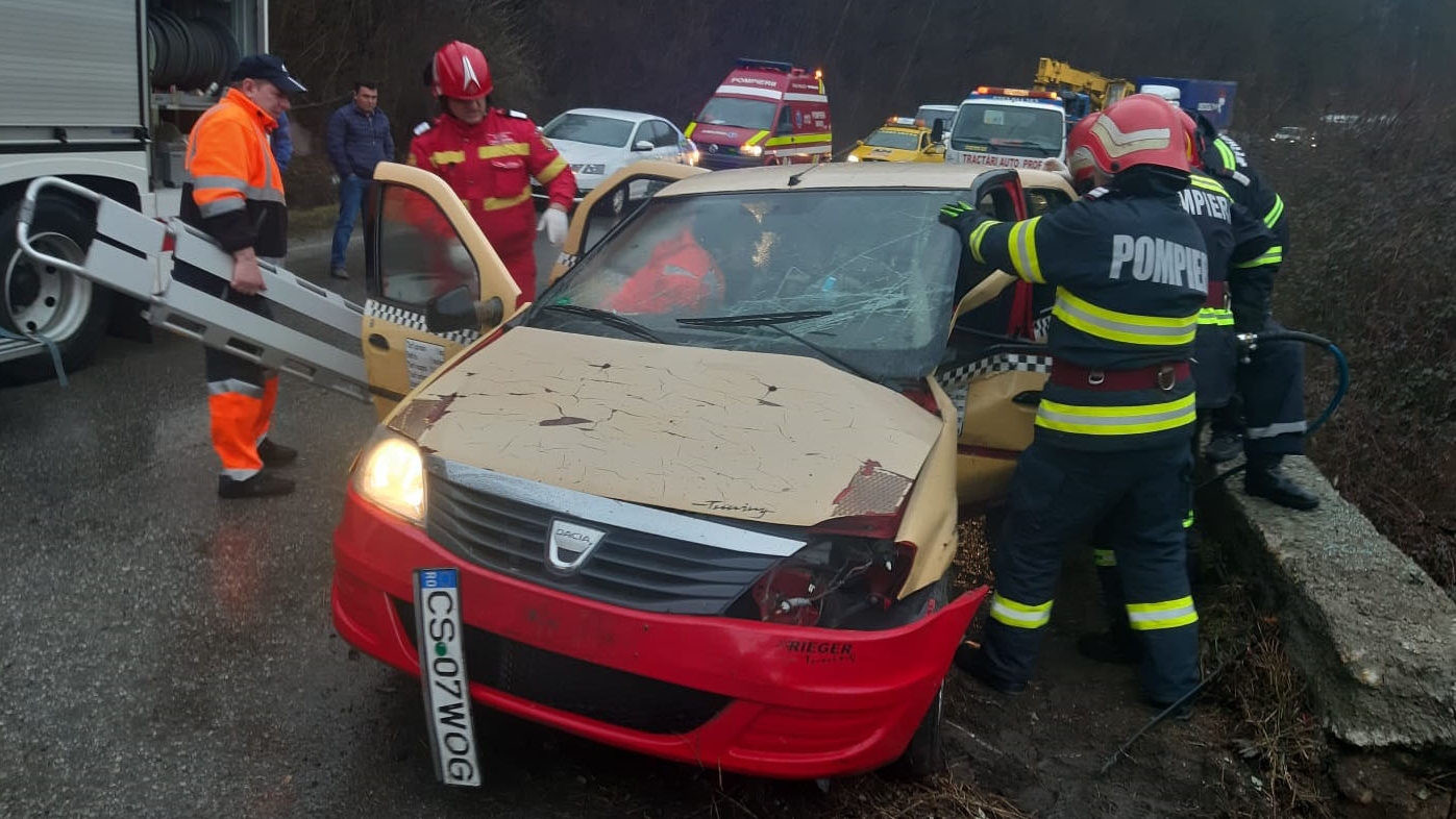 Circulație închisă între Reșița și Bocșa în urma unui accident violent