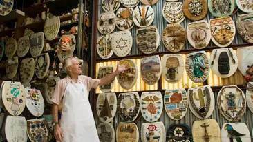 Un fost preot a strâns peste 1.300 de capace de WC: “Acesta e al lui Saddam Hussein”