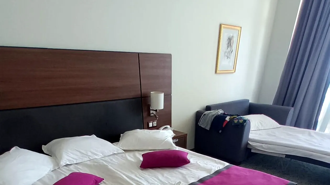 Ce a găsit o româncă în camera de hotel din Bulgaria, după ce s-a întors de la micul-dejun. Ce i-a lăsat camerista în pat