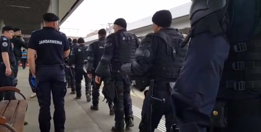 Jandarmii i-au înconjurat pe suporteri pentru a evita incidentele
