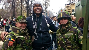 Uite ce caterincă e! Cabral s-a fotografiat cu ostaşii români: "Eu, Botirca şi Filipoi vă urăm LA MULŢI ANI"