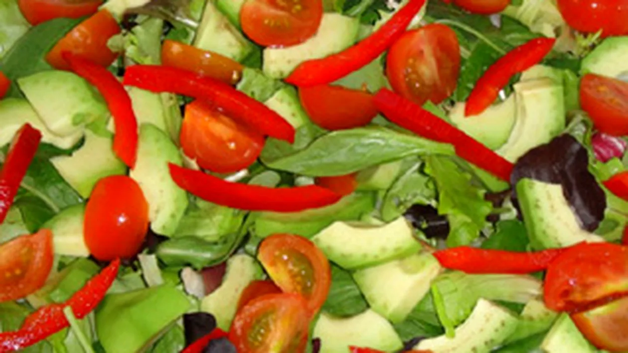 Ioana Maria Moldovan iti recomanda o salata de legume usoara, satioasa si plina de vitamine- Vezi aici reteta!