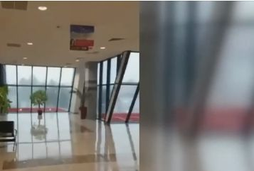Plouă prin tavanul aeroportului din Craiova! Imagini surprinse de un pasager
