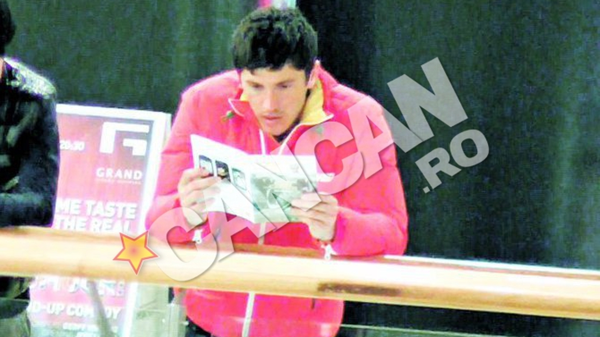Se hotaraste cu greu ce film sa aleaga! Pe "Dodel" l-a apucat cititul in mall