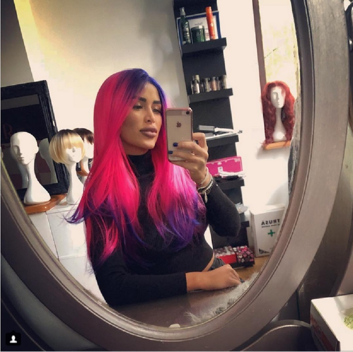 Daniela Crudu, schimbare radicală de look. Fosta asistentă TV şi-a pus două culori tari în cap: roz şi mov