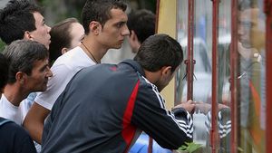 S-a asigurat ca a luat BAC-ul si a fugit spre MASINA! Un tanar si-a facut asta pe vehicul apoi a circulat asa in tot Bucurestiul