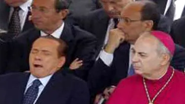 Berlusconi ce plictisit esti! Premierul italian a dormit la slujba de beatificare a Papei Ioan Paul al II-lea!
