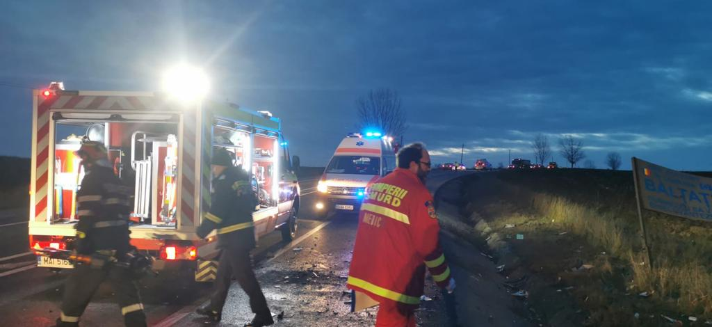 Accident grav în județul Iași. 7 persoane au decedat după ce un camion, o ambulanţă și un autoturism s-au ciocnit