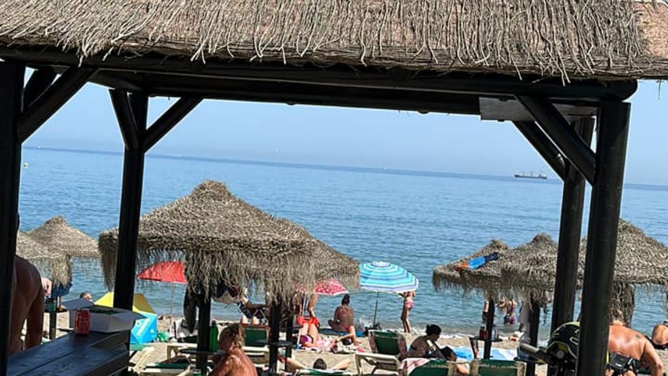 De necrezut! Cât costă să închiriezi 2 șezlonguri şi o umbrelă pe plaja din Malaga, Spania