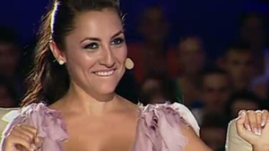 Andra s-a luat la întrecere cu o concurentă la "Românii au talent"! A dansat ţigăneşte, mai să îi sară decolteul!