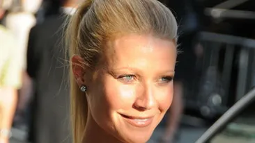 Cea mai frumoasă femeie din lume, in cea mai transparentă rochie! O actriţă celebră, la un pas de a-şi arăta fundul