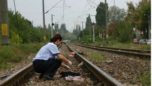 Amănunte ŞOCANTE din accidentul feroviar! Mama a lăsat un bilet de adio şi şi-a aruncat copiii în faţa trenului