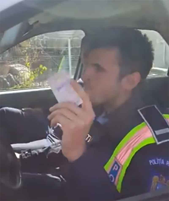 Caz revoltător în România. Poliţia i-a reţinut permisul unui şofer care ar fi refuzat să dea şpagă. Dialog halucinant