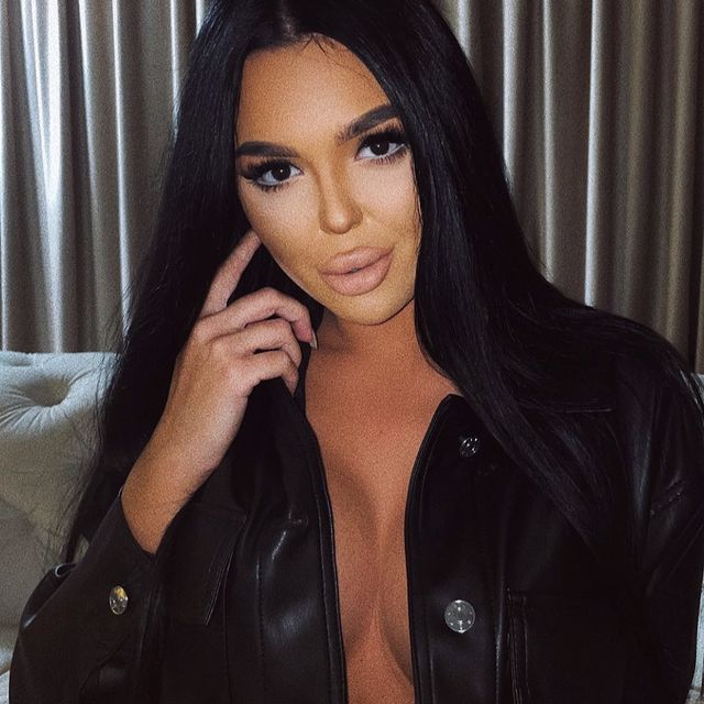 Andra e o brunetă foarte sexy