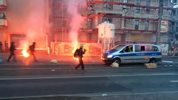 Imagini primite de la cititorii CANCAN.ro! Proteste violente in Frankfurt, anarhistii s-au luat la bataie cu politia