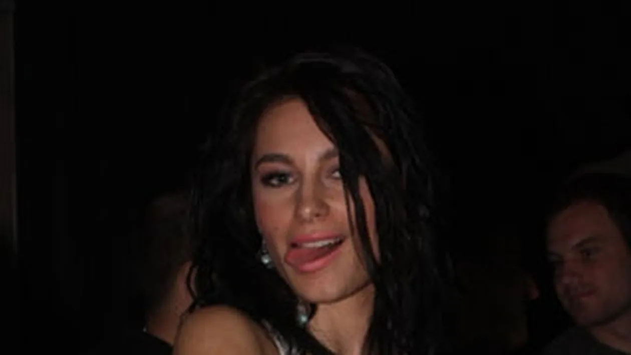 Gina Maican a ramas fara permis pentru ca nu a putut sa-i arate sanii politistului