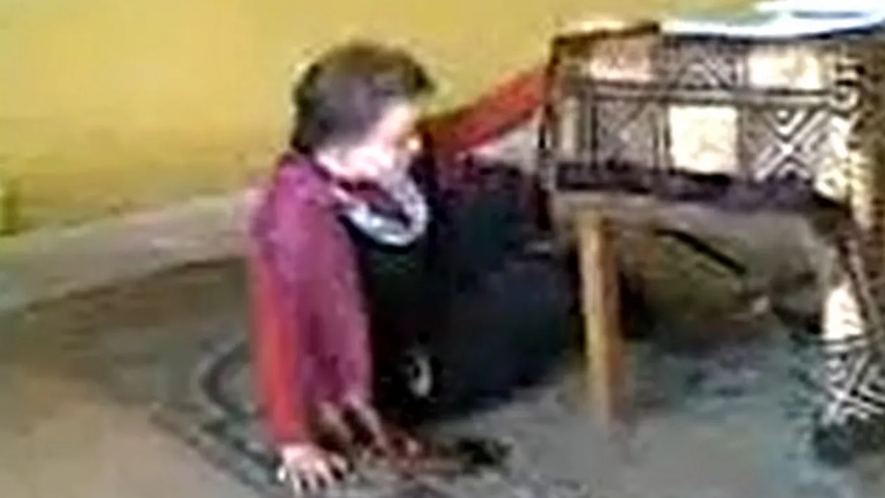 Video SCANDALOS! Mai multi elevi din Falticeni isi bat joc in ultimul hal de o profesoara insarcinata!