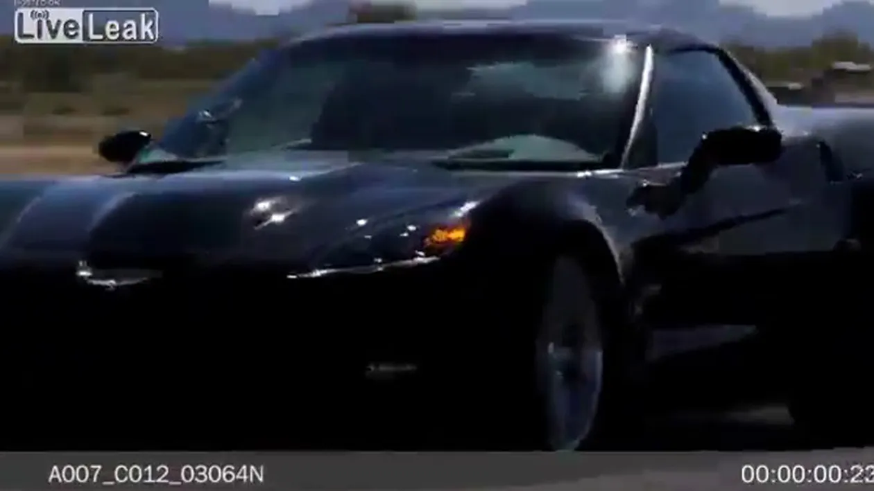 Imaginile pe care Discovery ar fi vrut sa nu le vada nimeni! Au vrut sa faca o intrecere intre un Corvette si un elicopter, dar ceva a mers foarte prost - Aparatul s-a prabusit si a luat foc