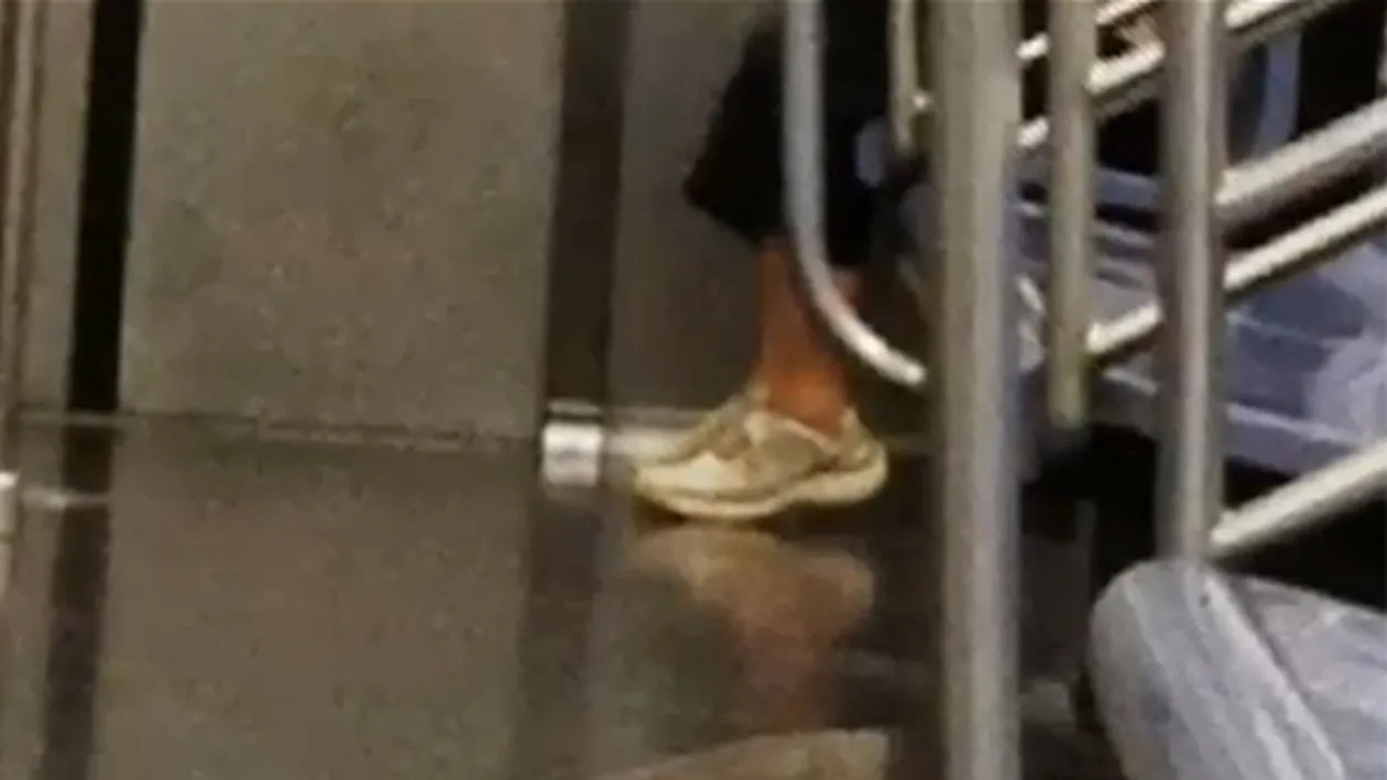 VIDEO Descoperire incredibilă într-un vagon de metrou! Călătorii au încremenit când au văzut asta: Aşa ceva e prea mult