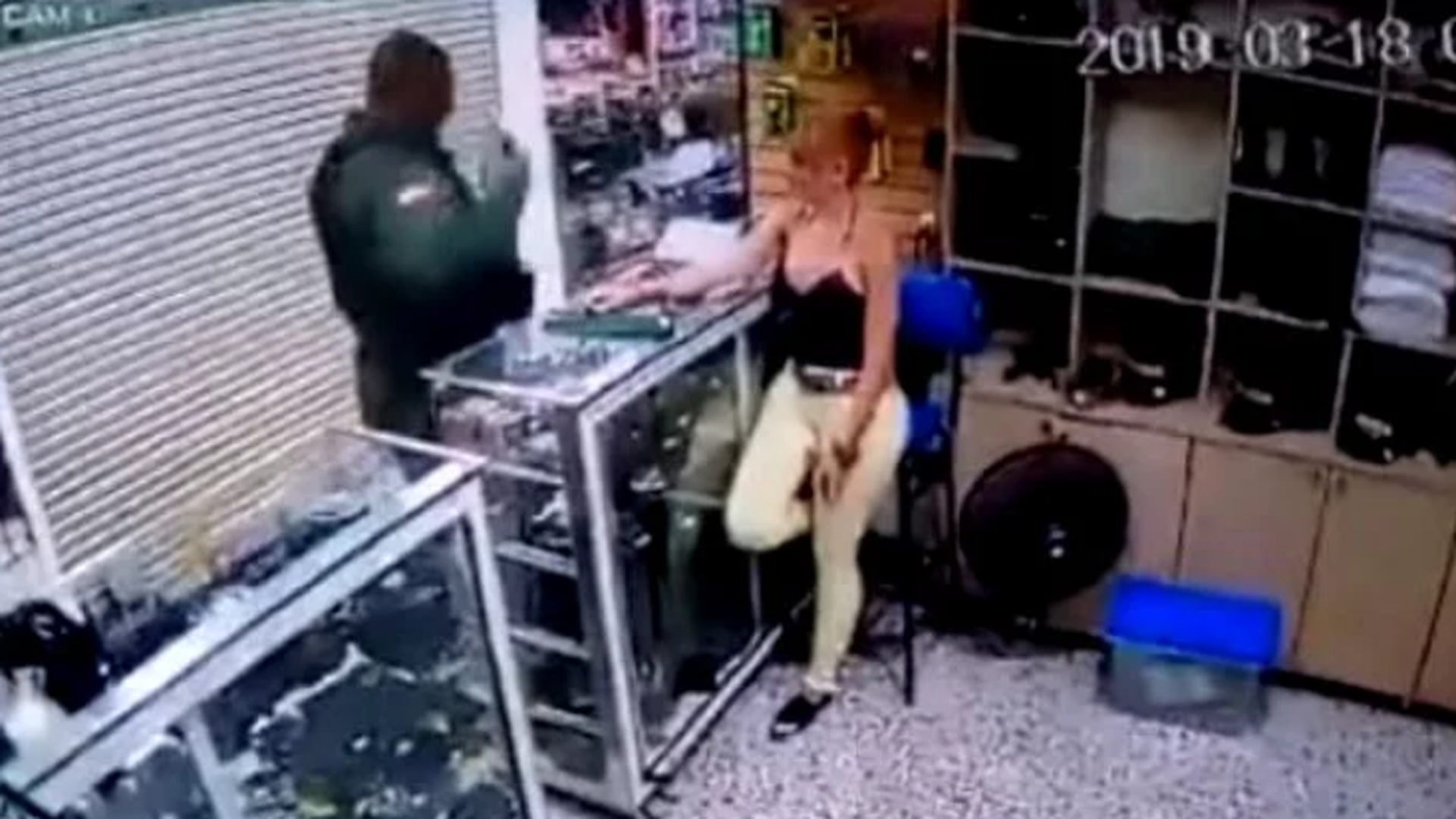 Imagini șocante! Un polițist s-a sinucis în fața iubitei sale