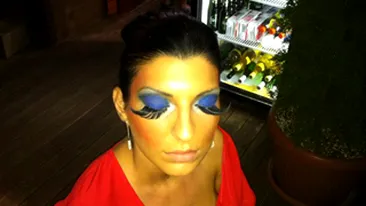 Andreea Tonciu socheaza din nou! Vezi ce gene imense si-a pus modelul!