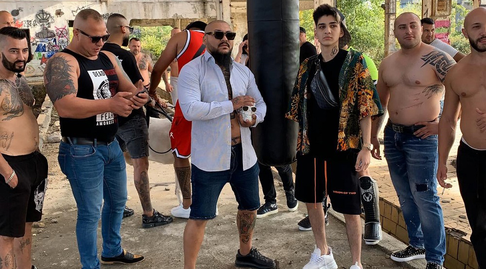 Abi și Dani Mocanu, mesaje subliminale pentru Alex Velea și alți rivali în noua lor piesă: “Avem filmări cu voi când faceți videochat / Cine îl supără pe Abi, mă supără pe mine” | VIDEO
