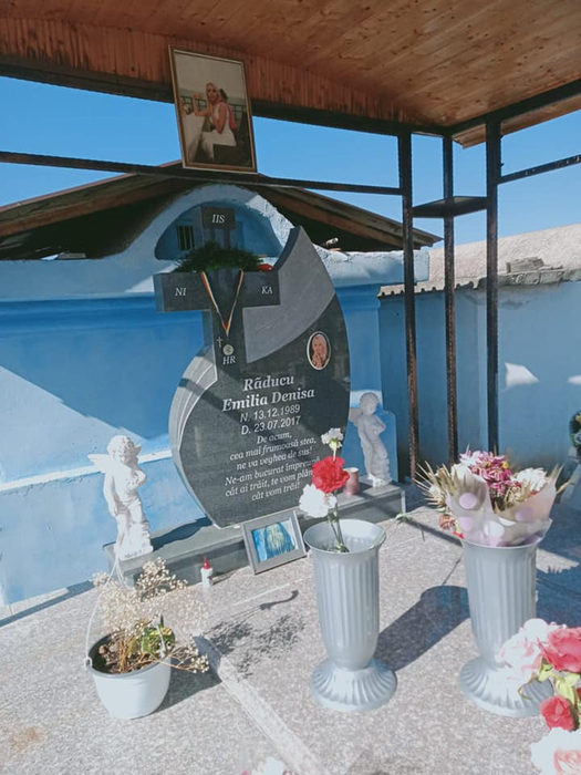 Mormântul Denisei Răducu este vizitat mereu de mama ei