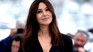 Monica Bellucci lansează coafura anului 2020. A renunțat la podoaba capilară