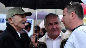 Aparitie spectaculoasa a unui politician la un concurs de frumusete! Deputatul Ioan Oltean, invitat special la concursul Miss vaca de la tara