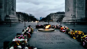 Scandal uriaș în Franța după ce un bărbat și-a aprins o țigară de la flacăra mormântului Soldatului Necunoscut