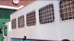 Mai multi detinuti au facut show intr-o duba la intrarea in penitenciarul Rahova! “Traiasca dom Becali!”