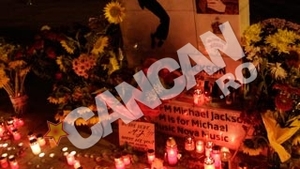 Tribut pentru Michael Jackson in Parcul Herastrau! Fanii i-au aprins sute de lumanari si au lasat zeci de mesaje