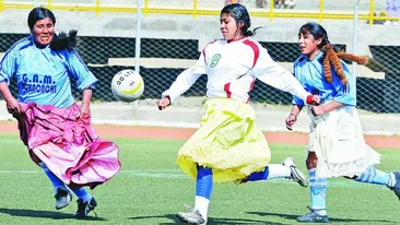 Joaca fotbal in fuste