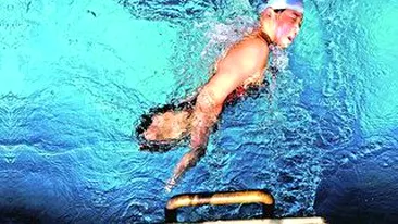 Fetita fara picioare inoata patru ore pe zi