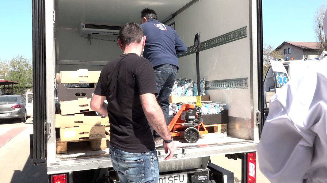 Primăria sectorului 1 a strâns sute de voluntari și a mers să împartă alimente la peste 500 de persoane. „Vom repeta acțiunea”