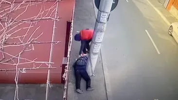 Bărbat jefuit în Sectorul 5 al Capitalei! Se afla în stare de inconștiență, pe trotuar VIDEO