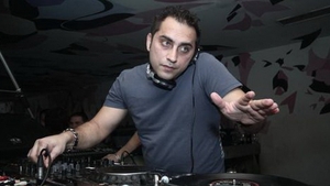 S-a saturat de atata galagie si aglomeratie din cluburi! Dj Rynno nu mai suporta acum nici iesirile la mall cu sotia!