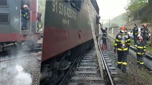 Scene de panică în gara din Sinaia, după ce locomotiva unui tren a luat foc. Pompierii s-au luptat cu flăcările | VIDEO