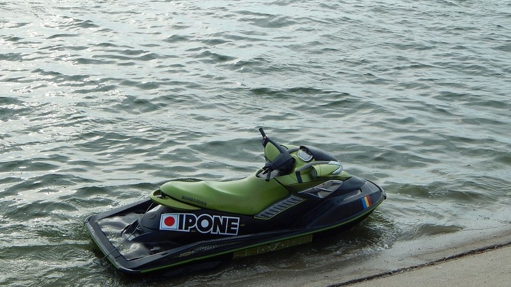 Accident cu două skijet-uri la Mamaia! Au intrat în stabilopozi