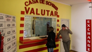 Curs valutar 23 octombrie 2019. Românii au crezut că e o eroare. Câți lei costă azi 1 euro