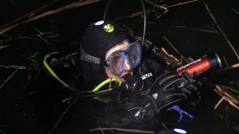 VIDEO. Un om de afaceri a plonjat cu maşina într-un lac din Arad, după o ceartă cu soţia. Scafandrii au găsit autoturismul, dar…