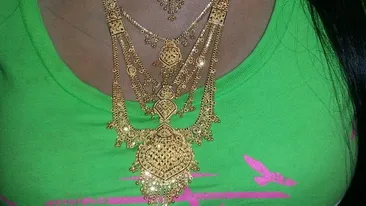 Fite a la Bambaloi! N-o sa crezi ce “lustra” din aur atarna la gatul nurorii celui mai celebru tigan din Craiova