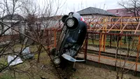 Cascadorie fără voie în Bacău. O mașină s-a înfipt în pământ după un accident